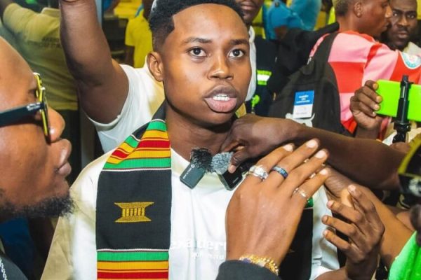Shatta Wale Gives Nigerian Content Creator Peller a Royal Welcome in Ghana peller